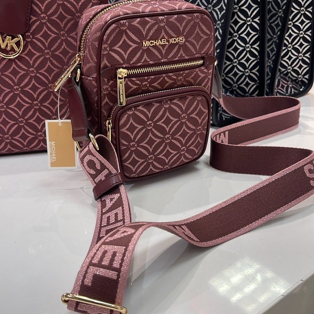 Michael Kors Jet Set Medium Signature Logo Crossbody Bag
Oxbloodl Jacquard
NWT - Picture 1 of 16